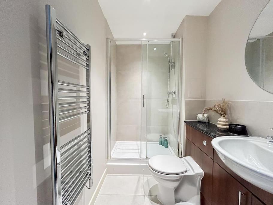 Stylish Urban Sanctuary With Parking Apartment London Exterior photo