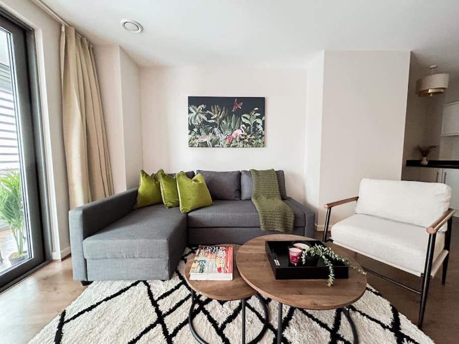 Stylish Urban Sanctuary With Parking Apartment London Exterior photo