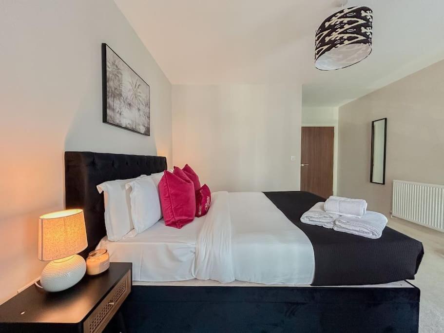 Stylish Urban Sanctuary With Parking Apartment London Exterior photo